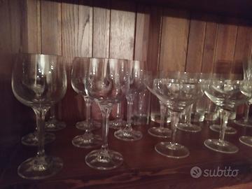 Bicchieri tazzine e piatti 