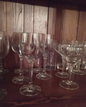 Bicchieri tazzine e piatti 