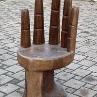 Sedia scultura “mano” in legno massello