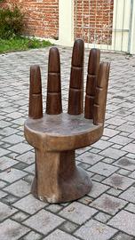 Sedia scultura “mano” in legno massello