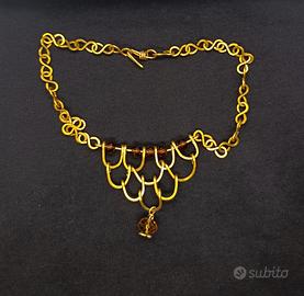 Girocollo in alluminio dorato e pietra marrone
