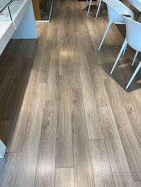 Pavimento in parquet laminato bisellato