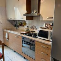 Cucina lineare con tavolo e sedie
