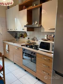 Cucina lineare con tavolo e sedie