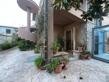 Villa Singola due livelli con ascensore e licenza