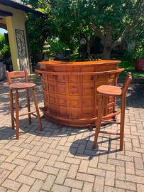 Mobile bar con sgabelli