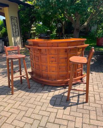 Mobile bar con sgabelli
