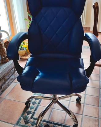 Poltrona  blu da ufficio regolabile con rotelle 
