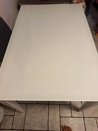 Tavolo bianco in vetro
