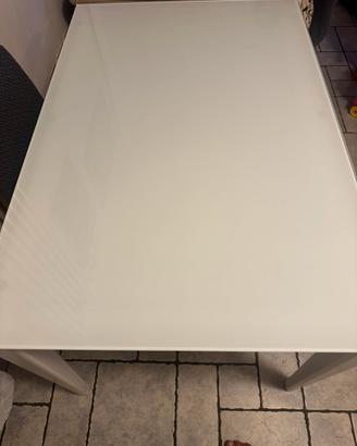 Tavolo bianco in vetro
