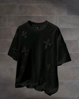 T-shirt Oversize con croci nere 