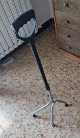 Bastone da passeggio a treppiede 