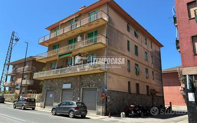 AMPIO BILOCALE CON BALCONE