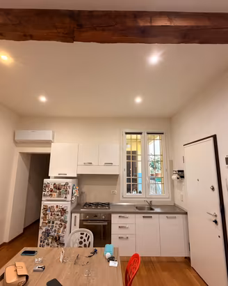 Cucina completa con frigo forno fornelli tavolo