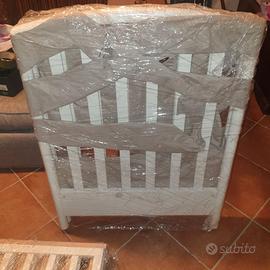 Lettino in legno bianco