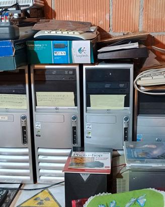 Computer Pentium 4, schermi, processori, tastiere.