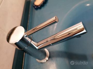 Lavandino in vetro con mobile a incassoe specchio 