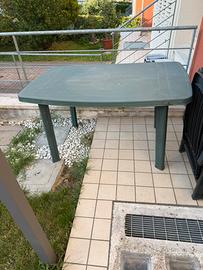 Tavolo con sedie da esterno