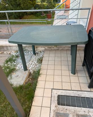 Tavolo con sedie da esterno