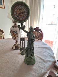 Orologio da tavolo vintage con statua e pendolo