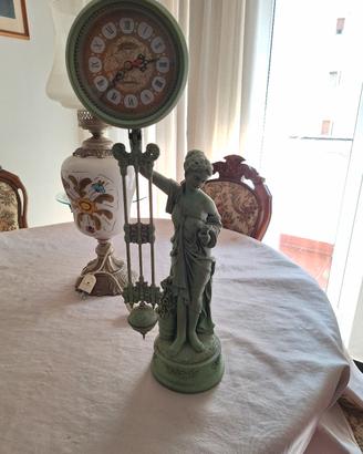 Orologio da tavolo vintage con statua e pendolo