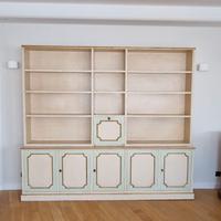 Libreria in legno con sportelli