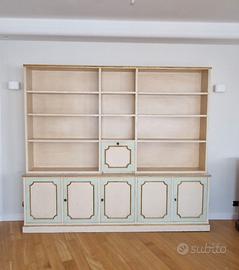 Libreria in legno con sportelli