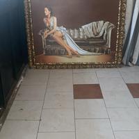 quadro donna  sul divano 