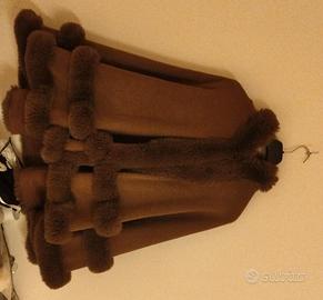 mantella con pelliccia sintetica  e cappuccio 