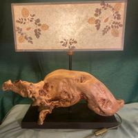 Lampada da tavolo con base in radici