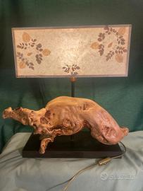 Lampada da tavolo con base in radici