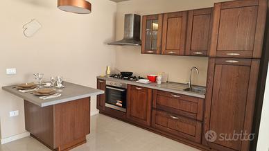Cucina nuova da esposizione completa con isola