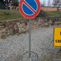 cartelli divieto di sosta con base e palina