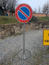 cartelli divieto di sosta con base e palina