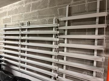 Scaffali metallici a espositore inclinati