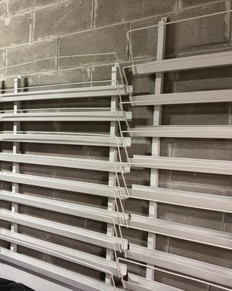 Scaffali metallici a espositore inclinati