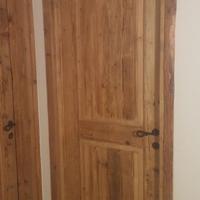 porte nuovo in legno vecchio con pannello bugnato