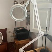 Lampada slimline con lente di ingrandimento a LED