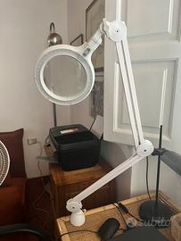 Lampada slimline con lente di ingrandimento a LED