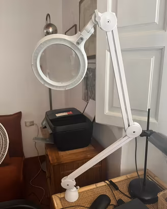 Lampada slimline con lente di ingrandimento a LED