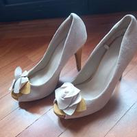 Scarpe beige e giallo ocra con fiocco