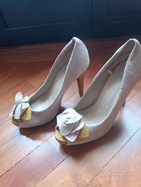 Scarpe beige e giallo ocra con fiocco