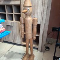 Statua Pinocchio in legno. 