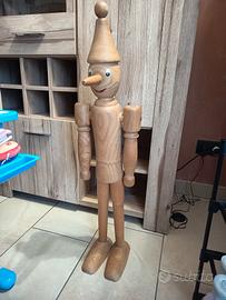 Statua Pinocchio in legno. 