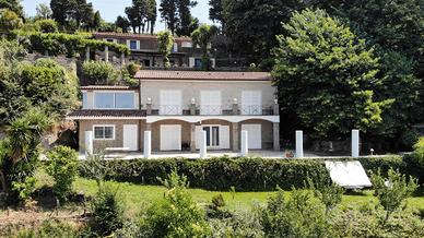 Splendida villa con vista sul lago