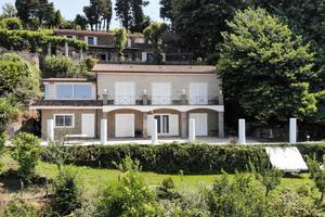 Splendida villa con vista sul lago