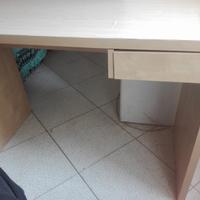 Scrivania in legno chiaro con cassetto