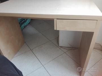 Scrivania in legno chiaro con cassetto