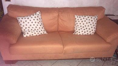 Divano 3 posti  sfoderabile - come nuovo.