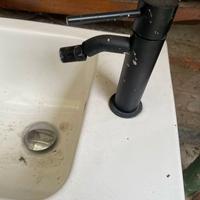 bidet bagno con rubinetto colore nero